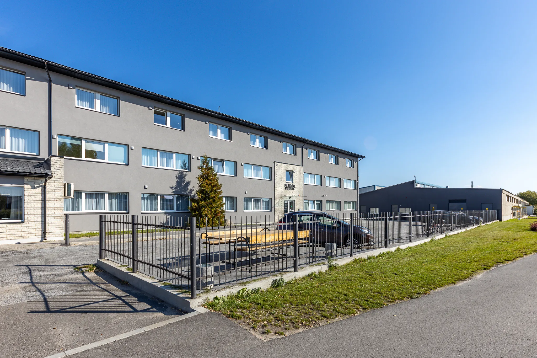 Здание мотеля ночью